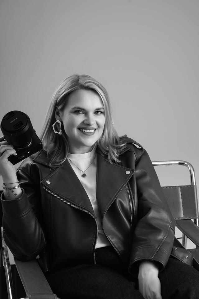 Natalia Bak, fotograaf, met camera in de hand