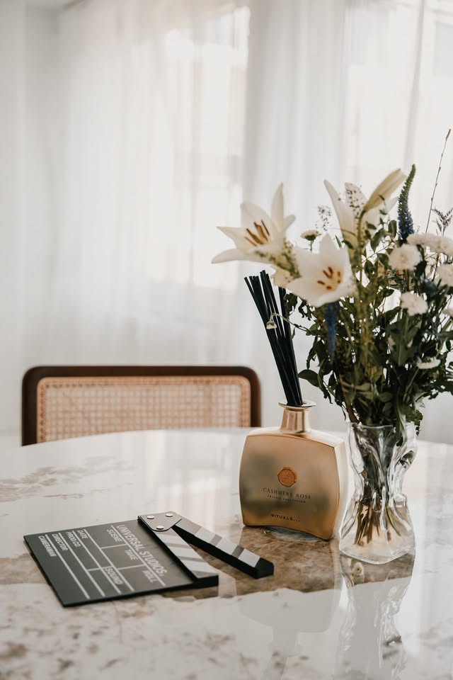 Stylingtafel met bloemen, marmeren blad en sluiergordijnen